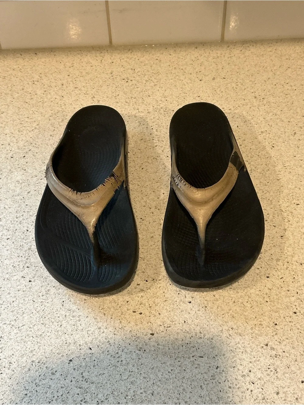 Women’s Black and Gold Thong Sandal, Size 7